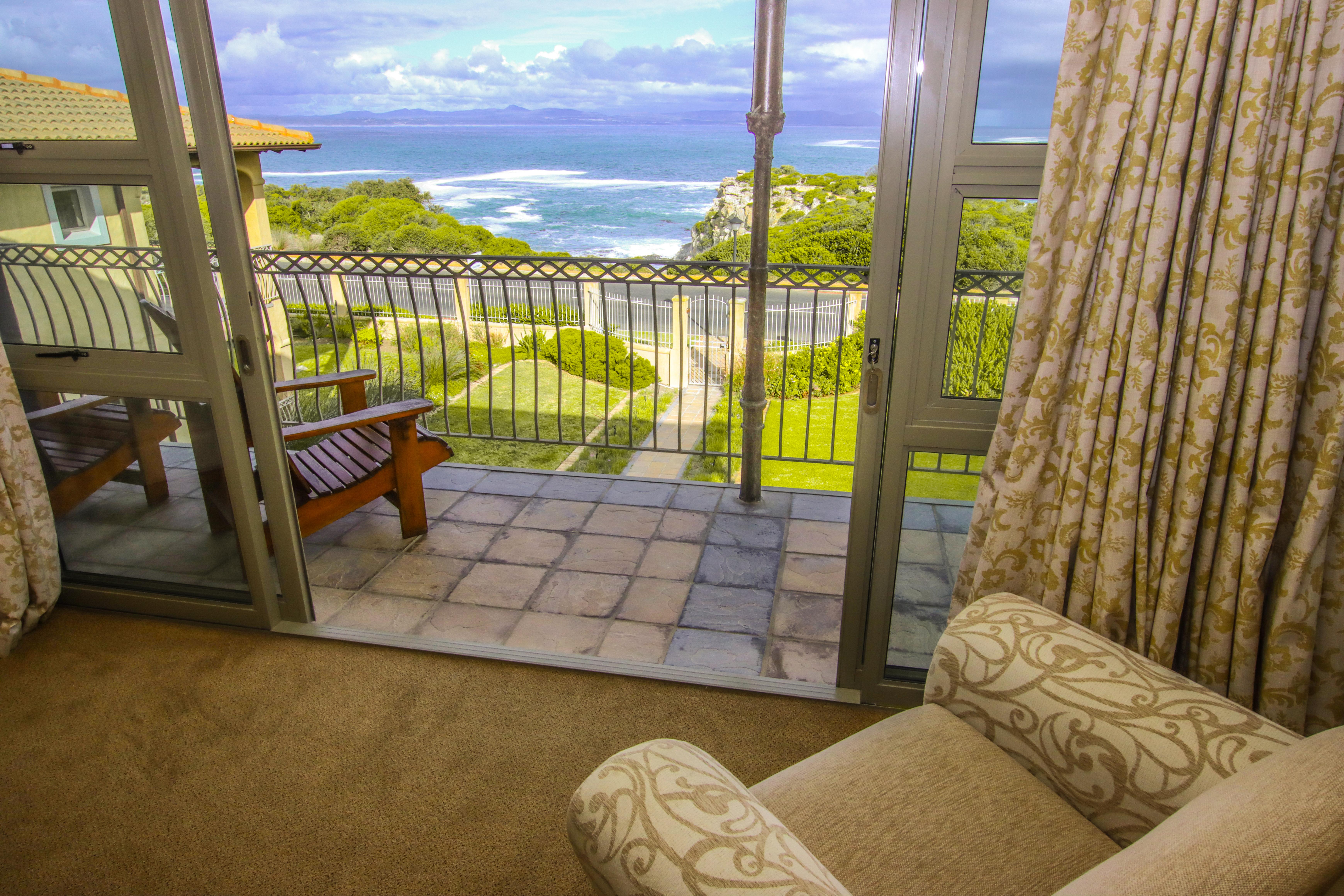 On The Cliff Guest House Hermanus Bagian luar foto